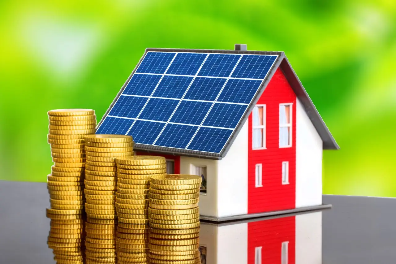 uma casa com telhado complacas de energia solar e moedas representada valorização do imóvel